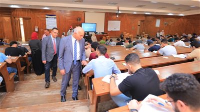 رئيس جامعة كفر الشيخ يتفقد سير امتحانات الفرقة الرابعة بكلية الطب البشري