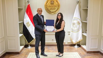 وكيل وزارة التعليم بقنا يهنئ نابغات مدرسة النيل الدولية