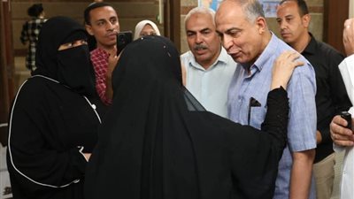 محافظ المنيا يستجيب فورًا لنداءات اهالى ديرمواس ويوجه بإعانات عاجلة