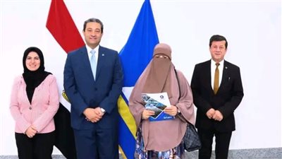 محافظ دمياط يُسلم عدد من عقود تقنين أراضى الدولة