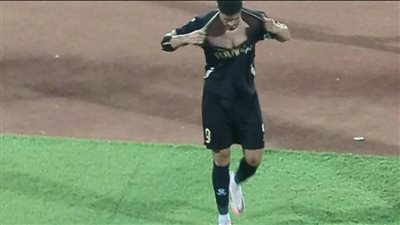 لقطة غريبة في الدوري.. أحمد شعبان لاعب فاركو يمزق قميصه بعد تغييره
