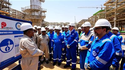 وزير البترول يتفقد مشروعات لزيادة الإنتاج وخفض الاستيراد بالسويس