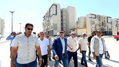 وزير الإسكان يتابع مشروعات سكنية وتنموية بالعلمين الجديدة