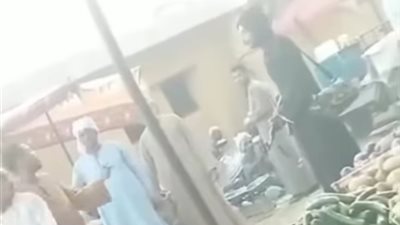 أمن قنا يفحص مقطع فيديو متداول لشخص يحمل سلاحا آليا داخل أحد الأسواق 