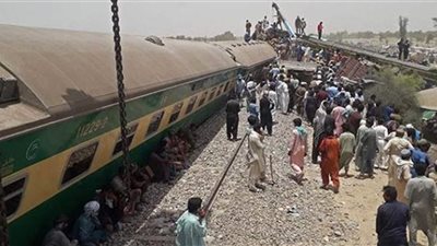 مصرع شخص وإصابة 24 آخرين إثر انحراف قطار عن مساره في شرق باكستان