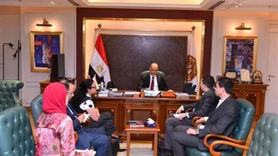 وزير العمل يبحث مع 
