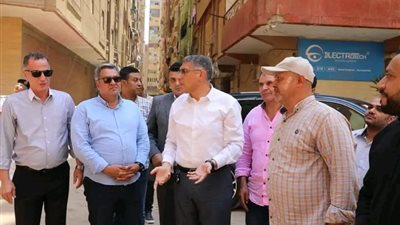 محافظ الجيزة يقود حملة لإزالة 6 أبراج مخالفة بشارع اللبيني بالهرم
