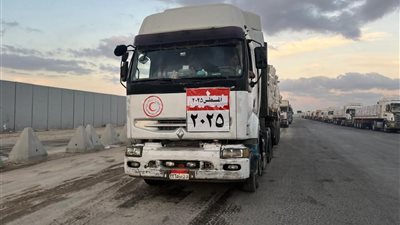الهلال الأحمر يرسل القافلة الإغاثية الـ18 إلى غزة محملة بـ85 ألف سلة غذائية