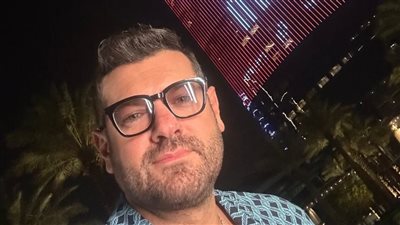 بالصور  سابقة تحدث لأول مرة لفيلم مصري  برج المملكة  يحمل افيش فيلم درويش لعمرو يوسف