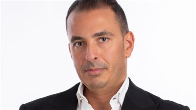 عمرو كمال محاضرا لطلاب  Mbc academy