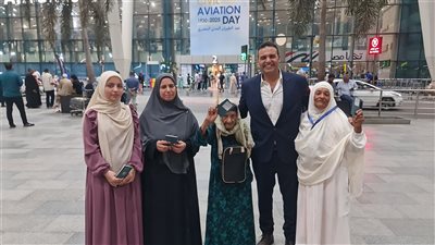 بالصور..دموع الفرح تودع مطار القاهرة.. 