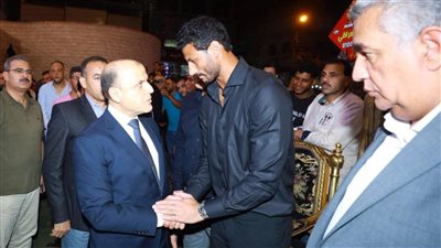 محافظ كفرالشيخ يقدم واجب العزاء في وفاة والد الكابتن «محمد الشناوي».. بالحامول
