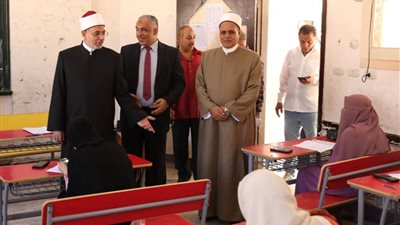 رئيس جامعة الأزهر يتفقد لجان امتحانات الدور الثاني للشهادة الثانوية الأزهرية بمطروح