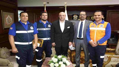مثال للأمانة.. محافظ بني سويف يُكرم مسعفًا وسائقًا أعادا 1.5 مليون جنيه لمصابة في حادث