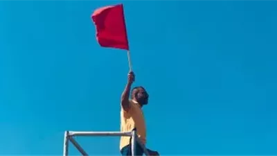 رفع الرايات الحمراء في رأس البر وتحذيرات مشددة من أمواج أغسطس (فيديو)