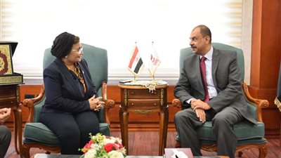 نائب وزير الصحة تبحث ملفات الصحة والسكان بسوهاج