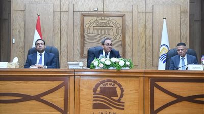 محافظ قنا يبحث مع قيادات التضامن الاجتماعي سبل دعم الأسر الأولى بالرعاية