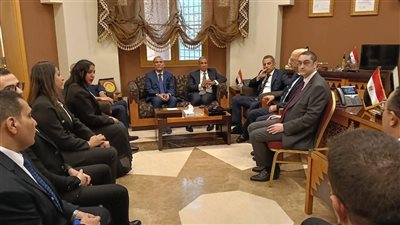 وزير الخارجية يزور قنصلية مصر في جدة ويتابع خدمات الجالية