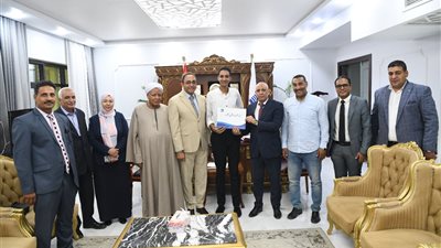 محافظ قنا يسلم عقود عمل لأوائل خريجي مدرسة مياه الشرب والصرف الصحي