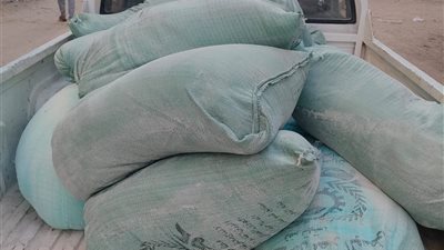 ضبط 14 شيكارة دقيق ومواد غذائية مدعمة قبل بيعها خارج المنظومة بأسيوط