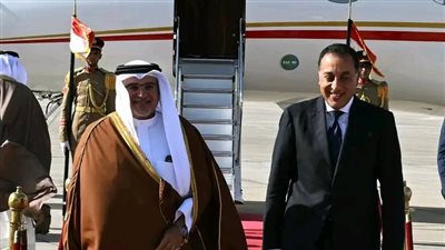 رئيس الوزراء يستقبل ولي عهد مملكة البحرين بمطار القاهرة الدولي