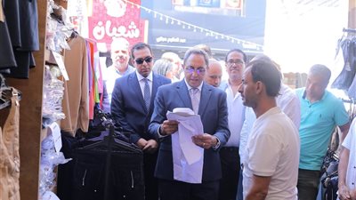 محافظ قنا يفتتح معرض 