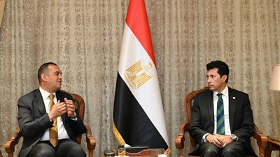 وزير الشباب والرياضة يبحث إطلاق دوري مدارس مصر بالتعاون مع التعليم وستادات