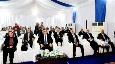 وزير الإسكان يُسلم عددا من عقود وحدات المبادرة الرئاسية 