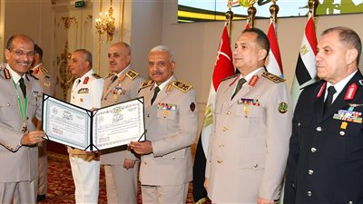 الفريق أول عبد المجيد صقر يكرم القادة الذين أوفوا العطاء بالقوات المسلحة