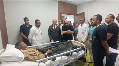 محافظ الأقصر يزور مصابي حادث انقلاب أتوبيس ويشيد بسرعة الاستجابة الطبية بمجمع الأقصر الطبي