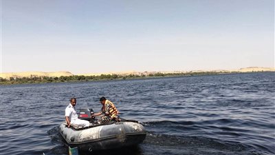 مساحتها 2500 متر.. محافظ أسوان يتابع جهود تفتيت بقعة سولار بمجرى نهر النيل