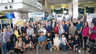 وزير الطيران المدني ورئيس الهيئة الوطنية للصحافة في استقبال أوائل الجمهورية قبل سفرهم إلى ألمانيا