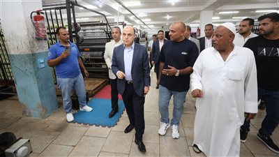 محافظ كفرالشيخ يتفقد عدد من المصانع ببلطيم 