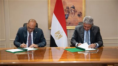  وزيرا السياحة والآثار والعمل يوقعان بروتوكول تعاون لترخيص وحدات الإقامة الفندقية