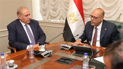 وزير العمل يلتقي وفدًا من شركة 