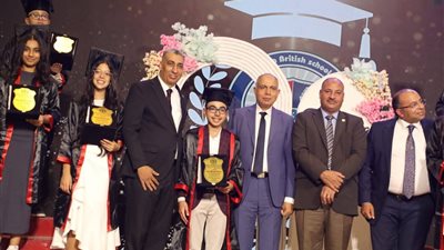 محافظ المنيا يشهد احتفالية تكريم أوائل المدرسة البريطانية وتخريج الدفعة الـ11