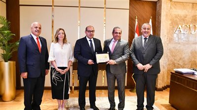 تكريم متبادل بين ياسر  إدريس وخالد عباس فى إطار التعاون الأوليمبي المشترك