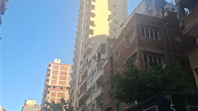 مكون من 21 دوراً .. إخلاء 12 طابقا من عقار مائل بحي المنتزه في الإسكندرية | صور 