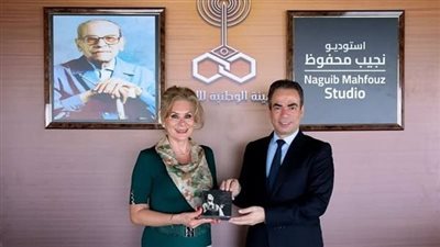 أحمد المسلماني يهدي سفيرة المكسيك نسخة من أغاني كوكب الشرق