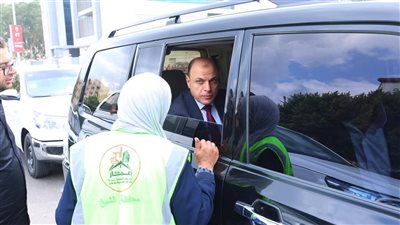  محافظ كفرالشيخ يكافئ عاملة نظافة خلال جولته بشوارع المدينه