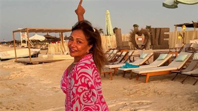 إطلالة رائعة للفنانة ليلى علوي أمام البحر تخطف الأنظار قبل تصوير فيلمها الجديد