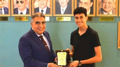 محافظ الدقهلية يكرّم الطالب مروان المغازي الأول على مستوى المحافظة في الدبلوم الفني الصناعي