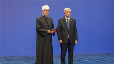 الرئيس الكازاخي يمنح مفتي الجمهورية وسام الشرف تقديرًا لجهوده