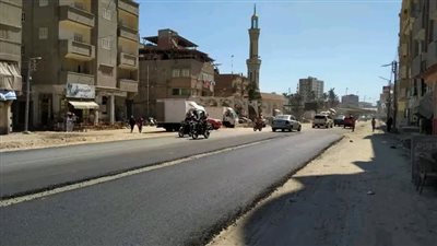 دمياط: بدء تنفيذ عمليات الرصف بطبقة الاسفلت بمشروع تطوير وتوسعة طريق عزبة البرج 