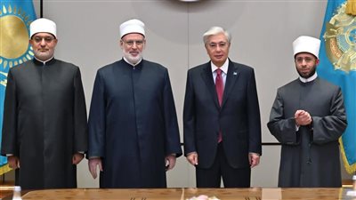 الرئيس الكازاخي يلتقي قيادات دينية مصرية في ختام قمة الأديان