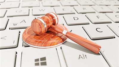 كيف يسهم تطبيق المحاكمات عن بعد في تخفيف العبء الأمني والمادي على الدولة؟ (فيديو)
