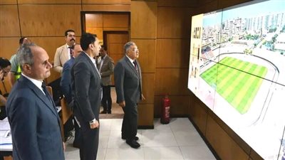 محافظ الدقهلية يتابع من داخل الشبكة الوطنية للطوارئ جهود المتابعة اليومية للشوارع والميادين بالمنصورة