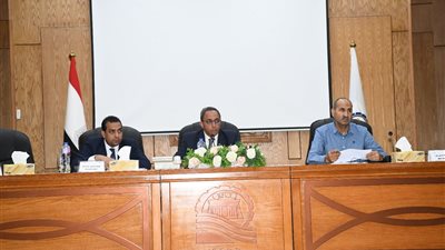 محافظ قنا يوجه بسرعة إنهاء ملفات التقنين والتعامل بمرونة مع المواطنين غير القادرين
