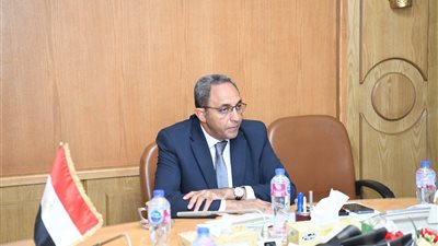 محافظ قنا يبحث مع المستثمرين خطة تسويق المناطق الصناعية لتعزيز فرص الاستثمار