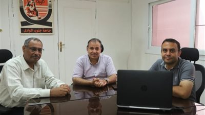 رئيس جامعة جنوب الوادى يعقد اجتماعًا لمتابعة العمل في تطبيق